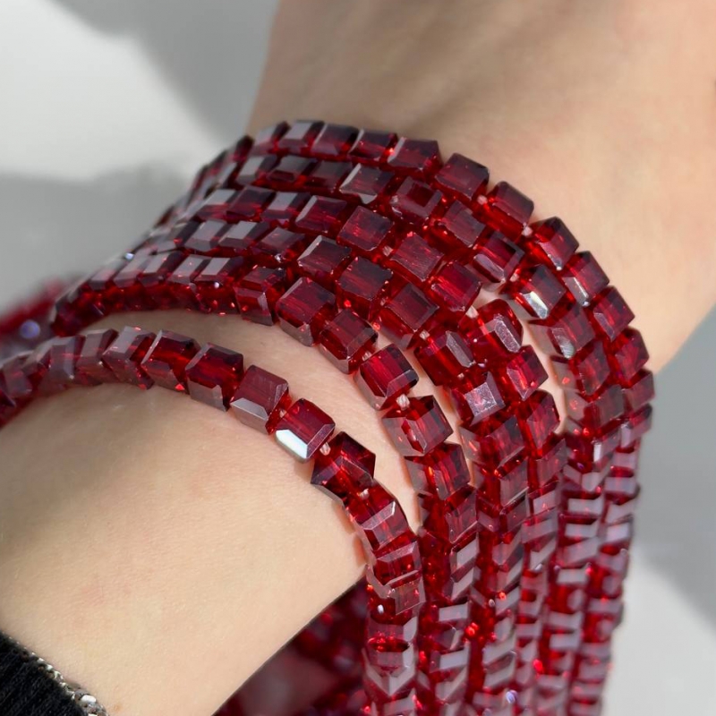 Бусины стеклянные форма кубик размер 6*5мм цвет красный